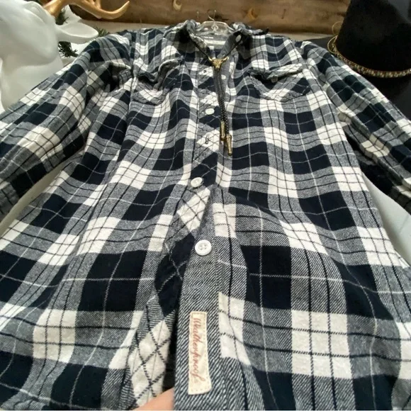 Trendy plaid flannel shirt w cabin cottage core resort country vibe - Picture 8 of 14